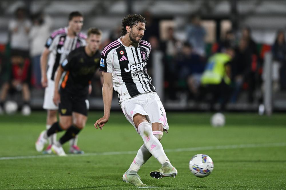 气坏了！沈梓捷补防被吹犯规抱怨绕场 犯满离场